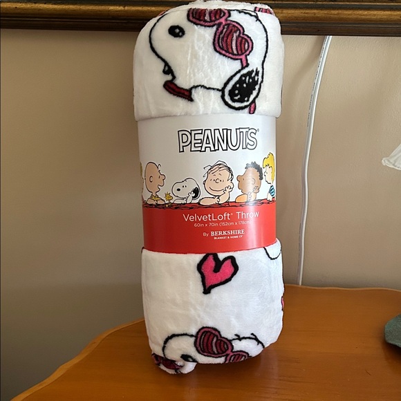 Peanuts Other - Peanuts VelvetLoft Throw Blanket - White with Pink & Black